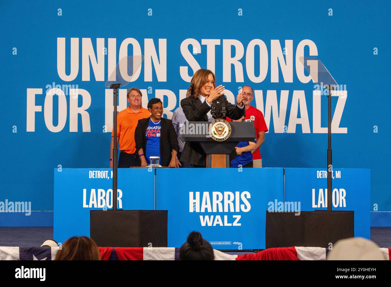 Detroit, Michigan, États-Unis. 2 septembre 2024. Avec des leaders syndicaux sur scène, la candidate à la présidence Kamala Harris fait campagne lors d'un rassemblement de la fête du travail. Crédit : Jim West/Alamy Live News Banque D'Images