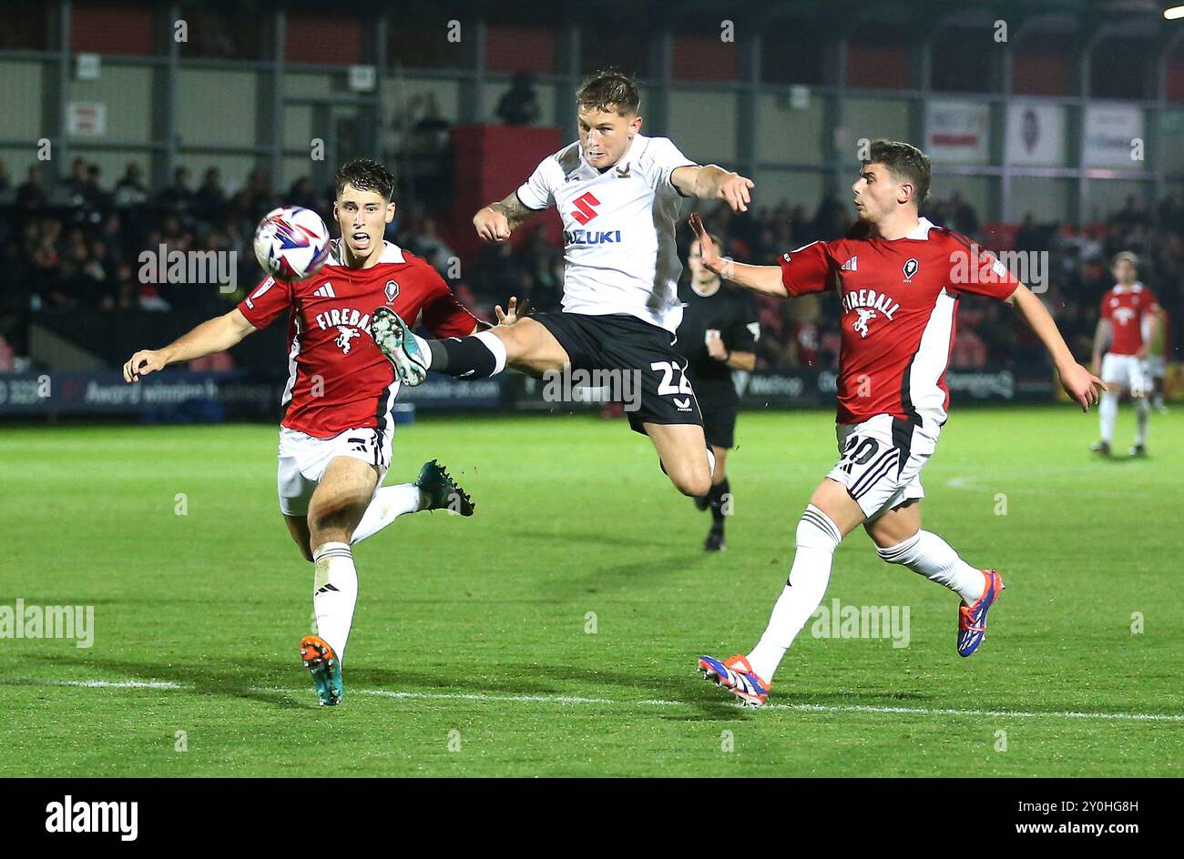 Callum Hendry (au centre) de Milton Keynes dons tente un tir au but lors du match de Sky Bet League Two au Peninsula Stadium de Salford. Date de la photo : lundi 2 septembre 2024. Banque D'Images