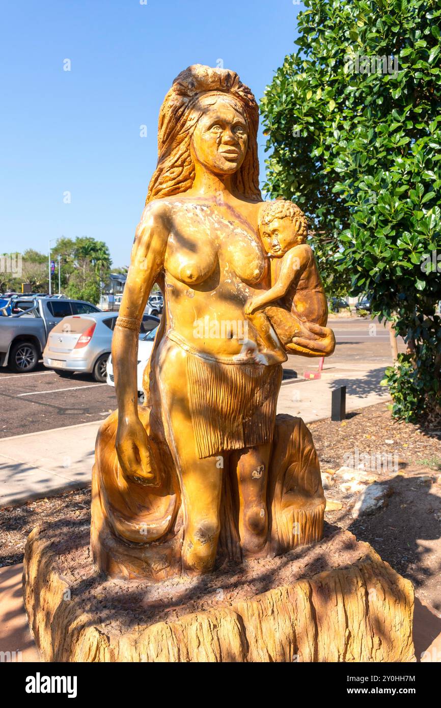 Larrakia mère et bébé sculpter dans Gulguk tropical Pantry Garden, University Avenue, ville de Palmerston, territoire du Nord, Australie Banque D'Images