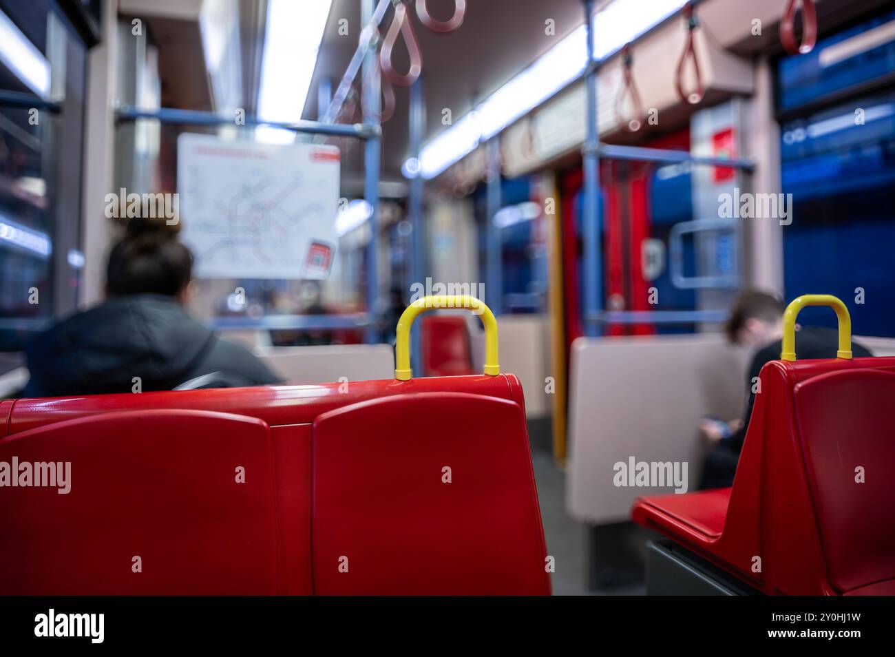 Vienne, Autriche, 23 août 2022. Plan conceptuel à l'intérieur du métro. Au premier plan, le siège rouge est pointu. En arrière-plan, les passagers sont flous Banque D'Images