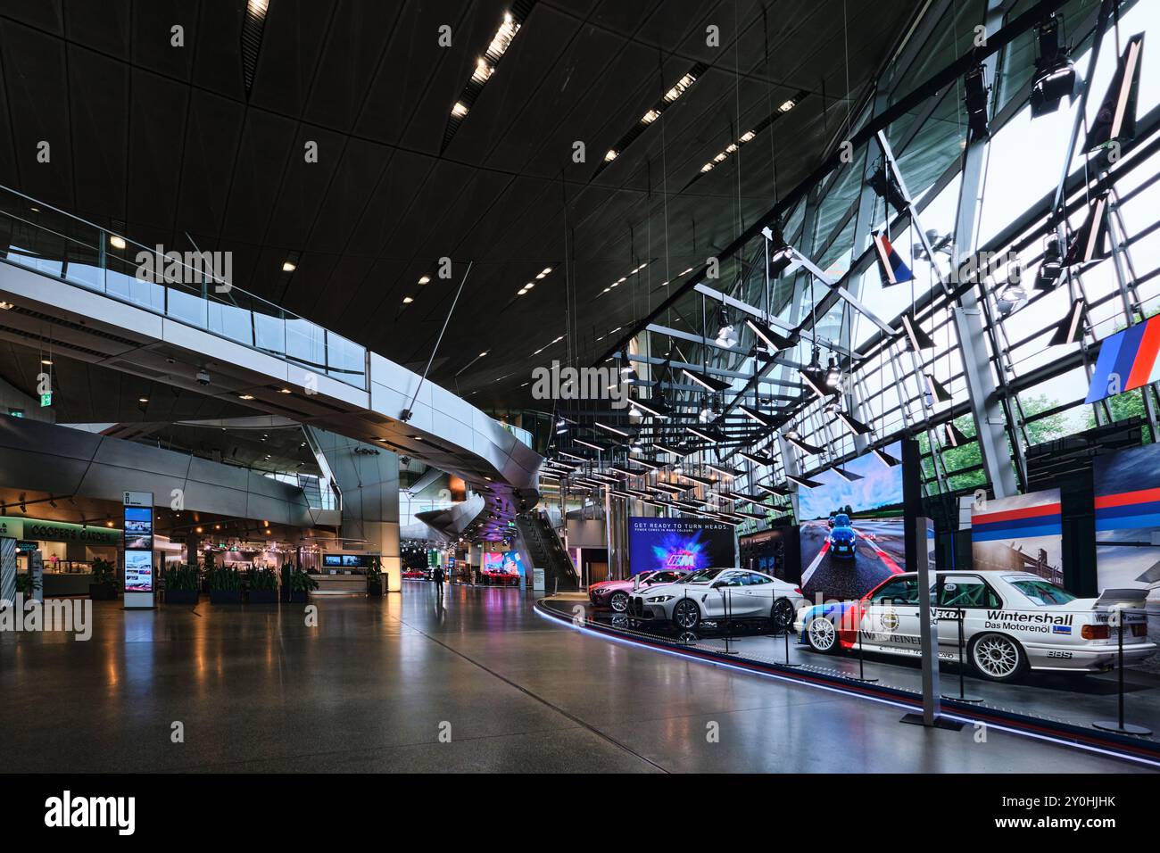 Munich, Allemagne - 18 avril 2024 : intérieur du BMW Welt, une exposition, une livraison, un musée d'aventure et un lieu événementiel, fondée en 2007 Banque D'Images