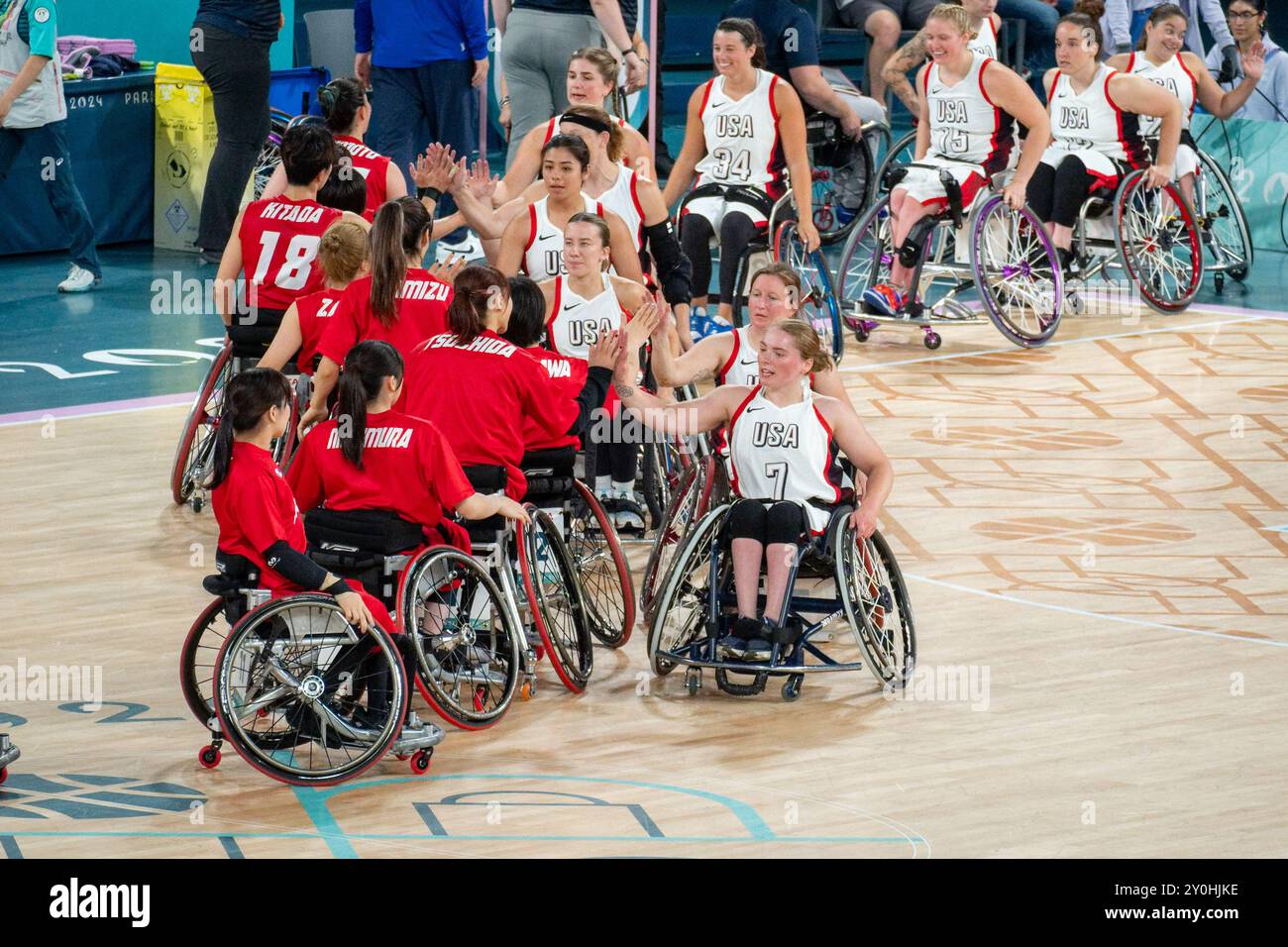 Paris, France. 2 septembre 2024. Paralympiques, Paris 2024, basketball féminin en fauteuil roulant, Groupe B, Japon - USA, Josie Aslakson avec l'équipe américaine saluant avec la main les joueurs japonais, Bercy Arena, . Crédit : Jacques Julien / Alamy Live News Banque D'Images