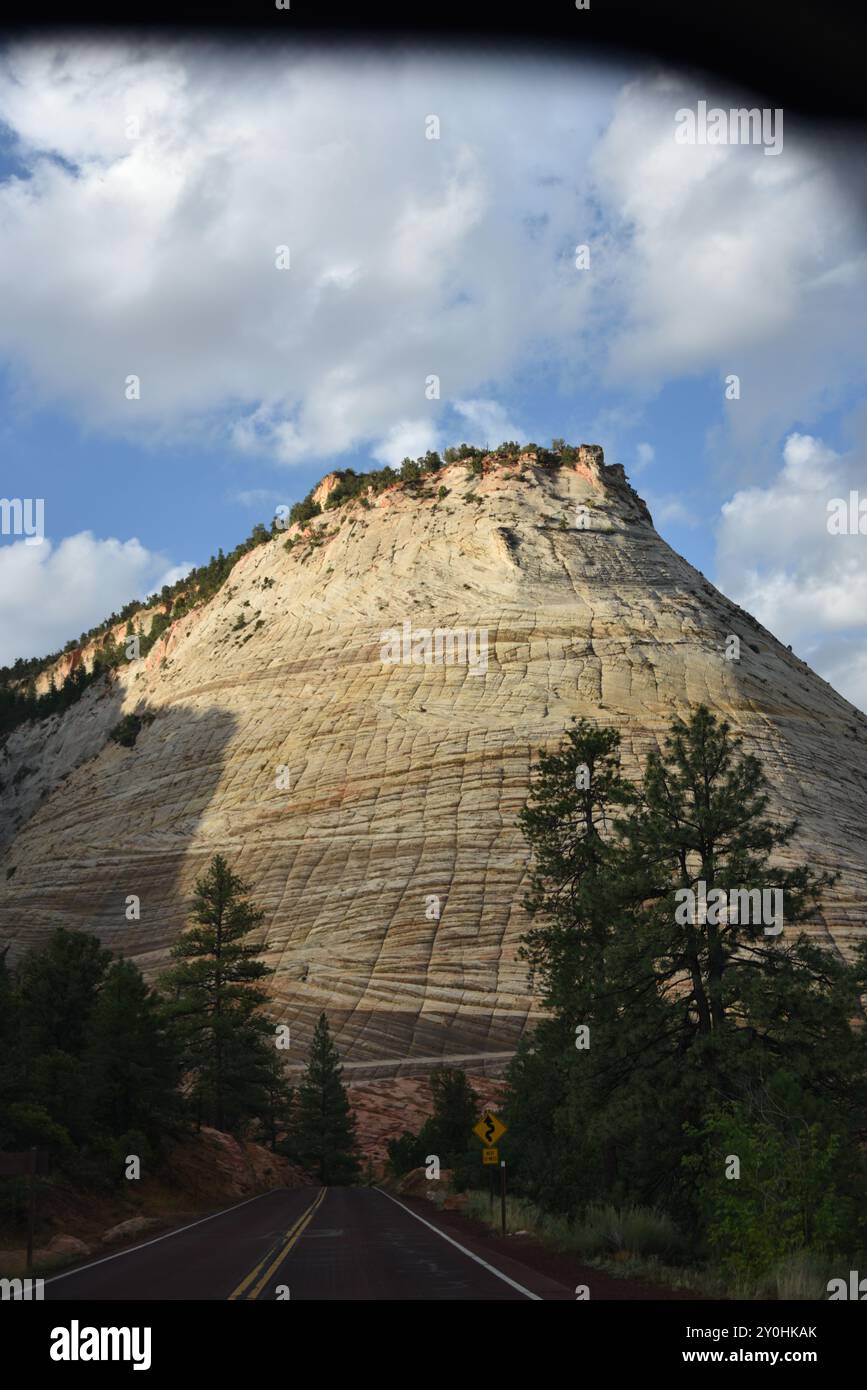 Springdale, UT. ÉTATS-UNIS 8/13/2024. Virgin River du parc national de Zion a sculpté le majestueux canyon de Zion de 15 kilomètres de long de falaises rougeâtres et de couleur brun. Beaucoup Banque D'Images
