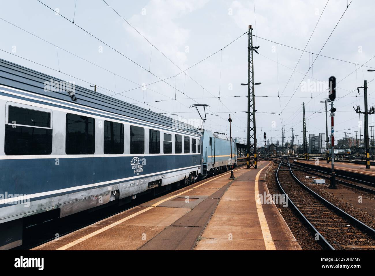 Wagons de train pour le train Budapest (Hongrie) à Timisoara (Roumanie) à la gare Keleti par une journée ensoleillée d'été avec des voies ferrées et vue sur la plate-forme. Banque D'Images