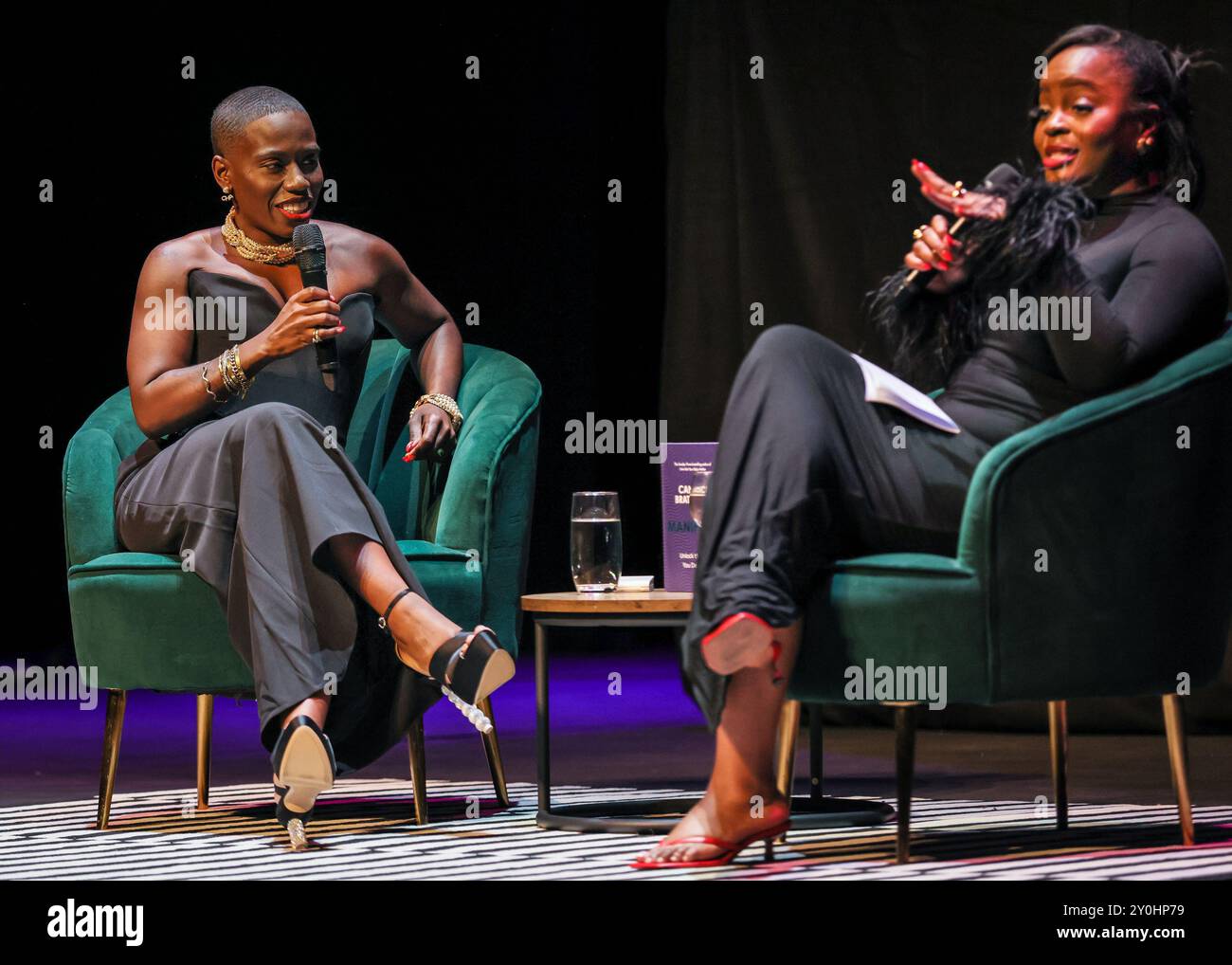 Londres, Royaume-Uni. 02 septembre 2024. L'auteur discute pour héberger Tolly et le public. Auteur, journaliste, conférencière et présentatrice acclamée Candice Brathwaite (à gauche et gros plans) lance la partie londonienne de sa tournée de livres « manifeste » au Hackney Empire à l'est de Londres ce soir. L'événement est organisé par Tolani (Tolly) Shoneye (assis à droite). L'événement est complet. Crédit : Imageplotter/EMPICS/Alamy Live News Banque D'Images