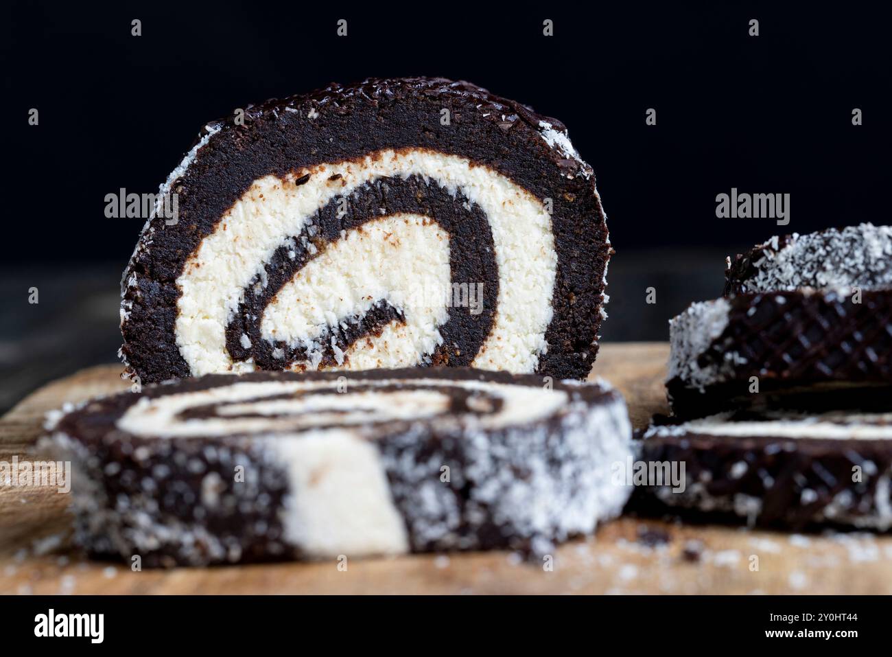 tordu de deux couches de gâteau, gâteau à la crème au chocolat avec gâteau éponge au chocolat et remplissage à la crème Banque D'Images