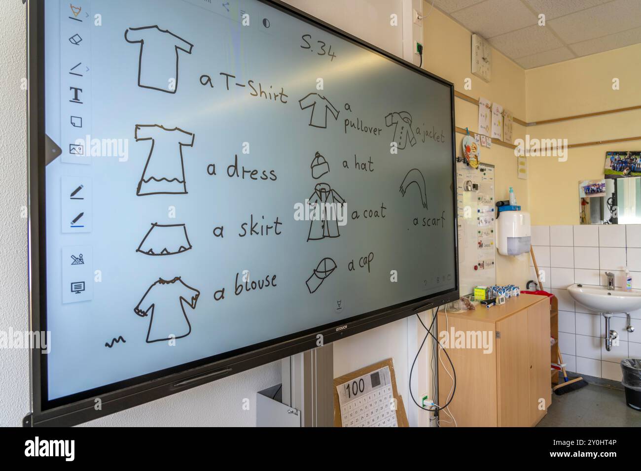Salle de classe d'une quatrième année, après l'école, le bâtiment est plus ancien mais en bon état, matériel pédagogique moderne, tableau blanc, cours d'anglais, Banque D'Images