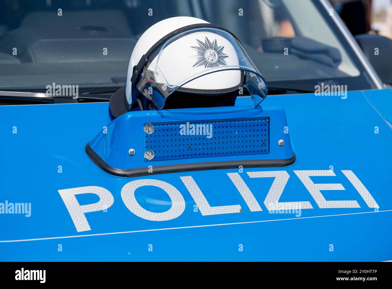 Police, voiture de patrouille, casque couché sur le capot, pendant une pause, image symbolique Banque D'Images