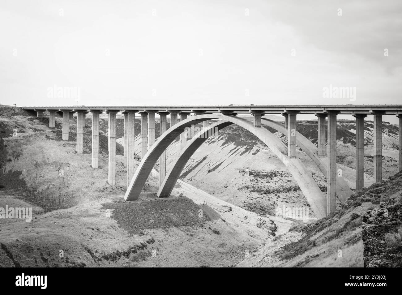 Le pont Fred G. Redmon. Près de l'arrêt de repos haut Selah Creek Washington. Il a la plus longue arche en béton de tous les ponts aux États-Unis. Noir et blanc Banque D'Images