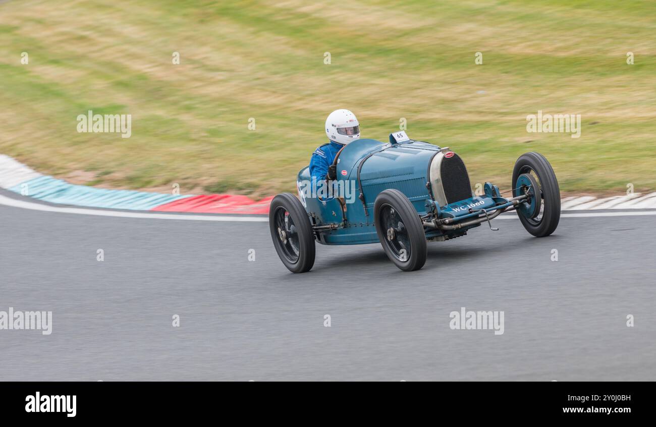 Le Vintage Sports car Club, V.S.C.C. course Day événement sur le circuit de course Mallory Park, Leicestershire, Angleterre, Royaume-Uni, août, 2023. Banque D'Images