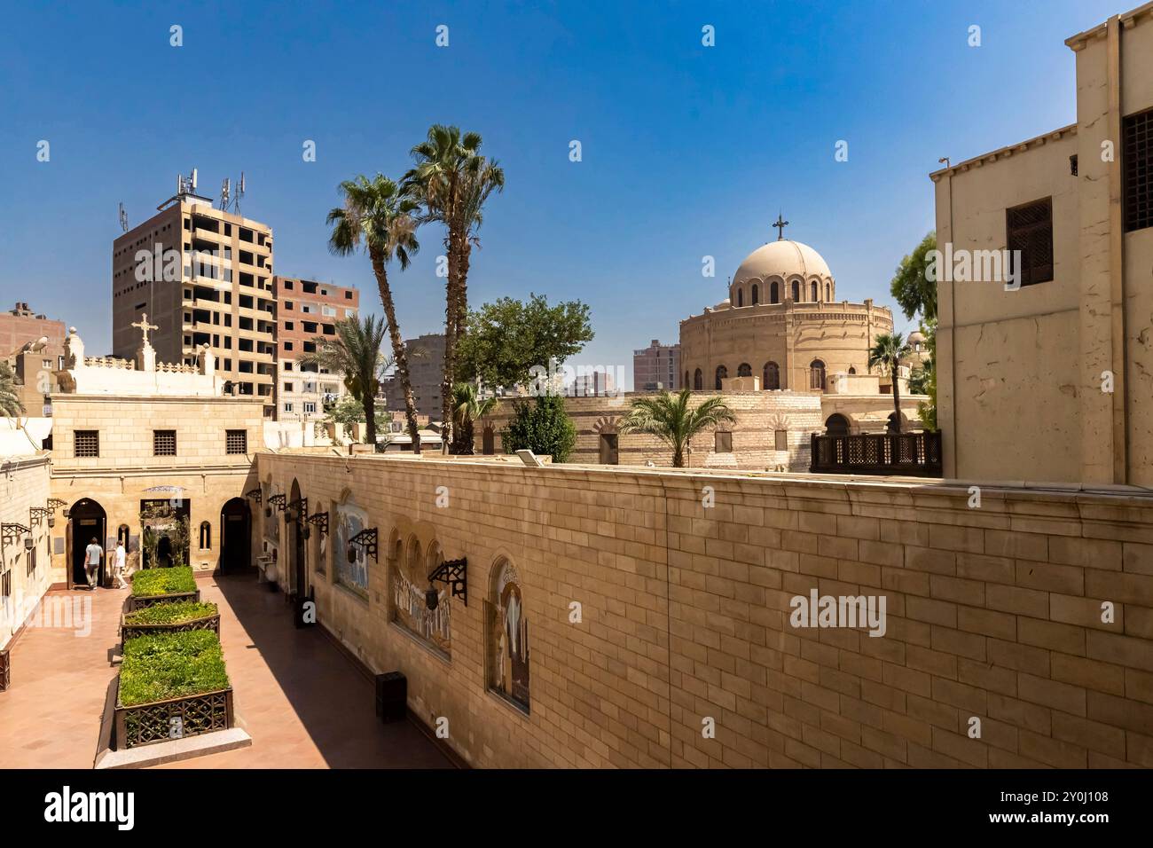 Vue de : George église, de l'église suspendue, zone copte, vieux Caire, rive est du Nil, le Caire, Egypte, Afrique du Nord, Afrique Banque D'Images
