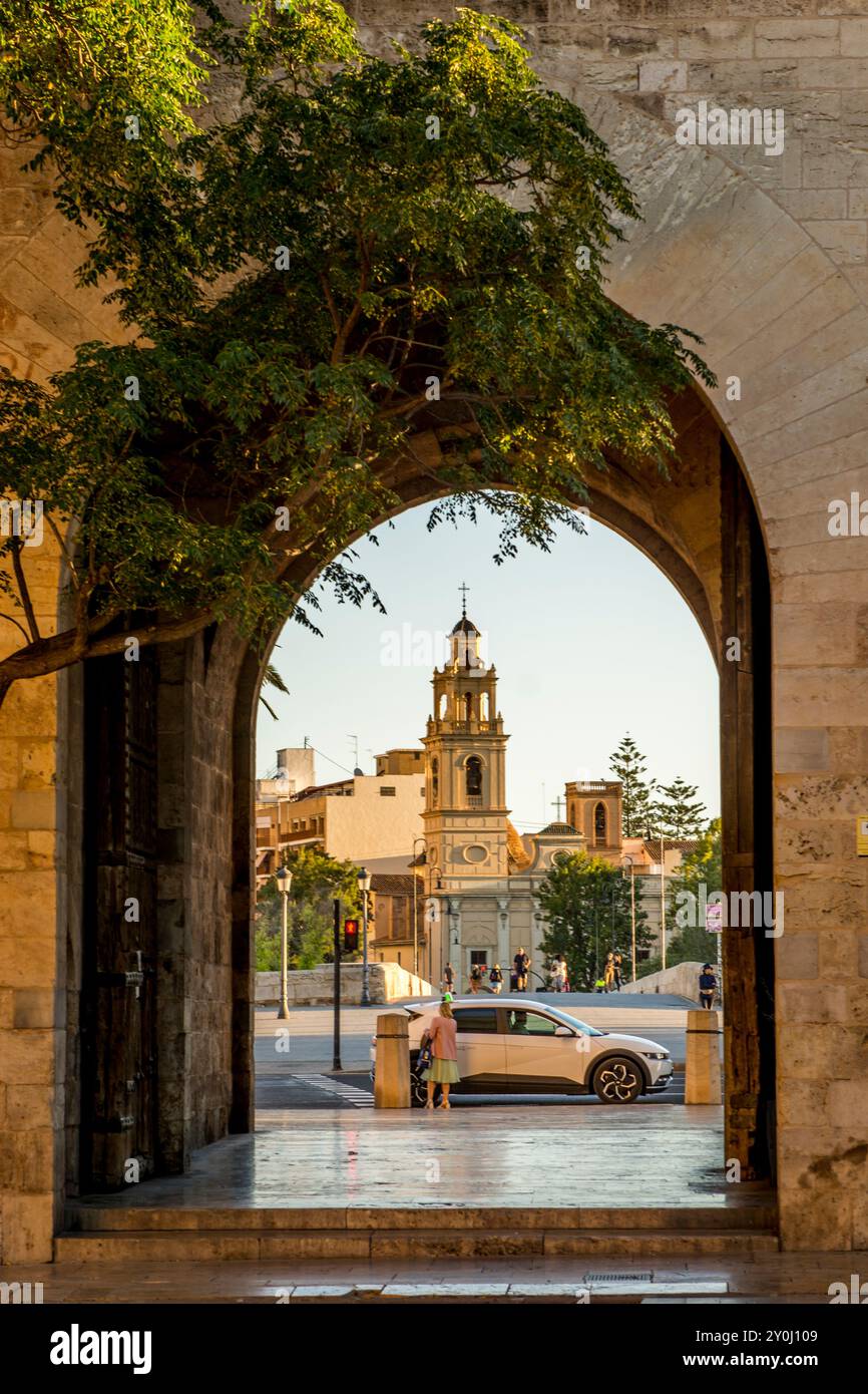 Real Parroquia de El Salvador y Santa Mónica vu à travers la porte Torres de Serranos, Plaza dels Furs, Valence, Espagne. Banque D'Images