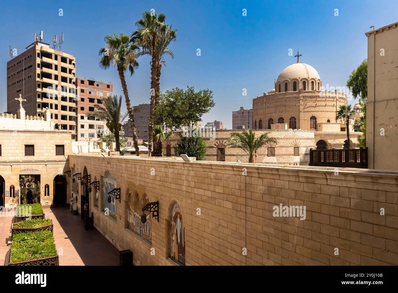 Vue de : George église, de l'église suspendue, zone copte, vieux Caire, rive est du Nil, le Caire, Egypte, Afrique du Nord, Afrique Banque D'Images