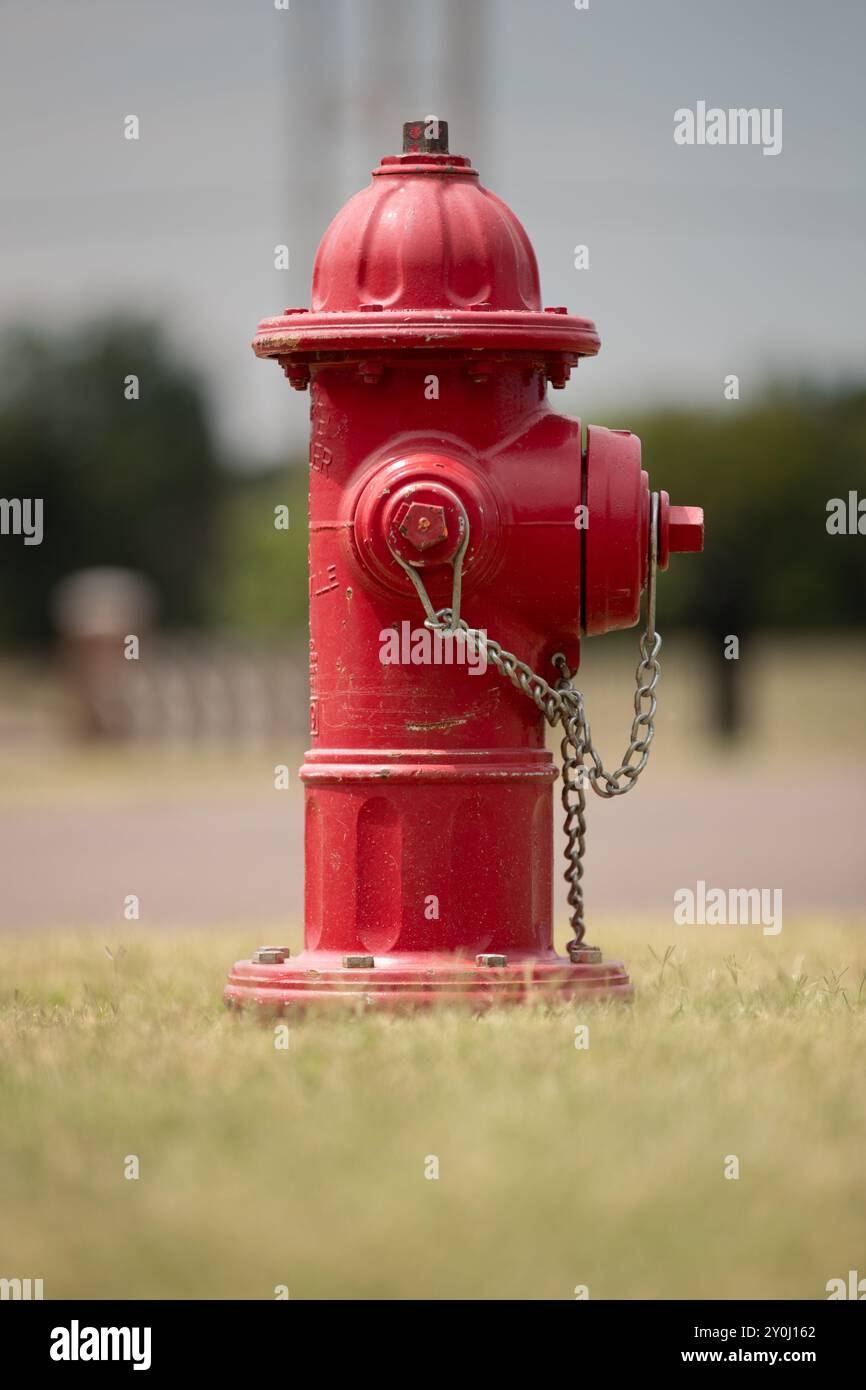 Bouche d'incendie rouge utilisée par le service d'incendie pour accéder à l'eau dans le public pour éteindre ou combattre les incendies. Banque D'Images