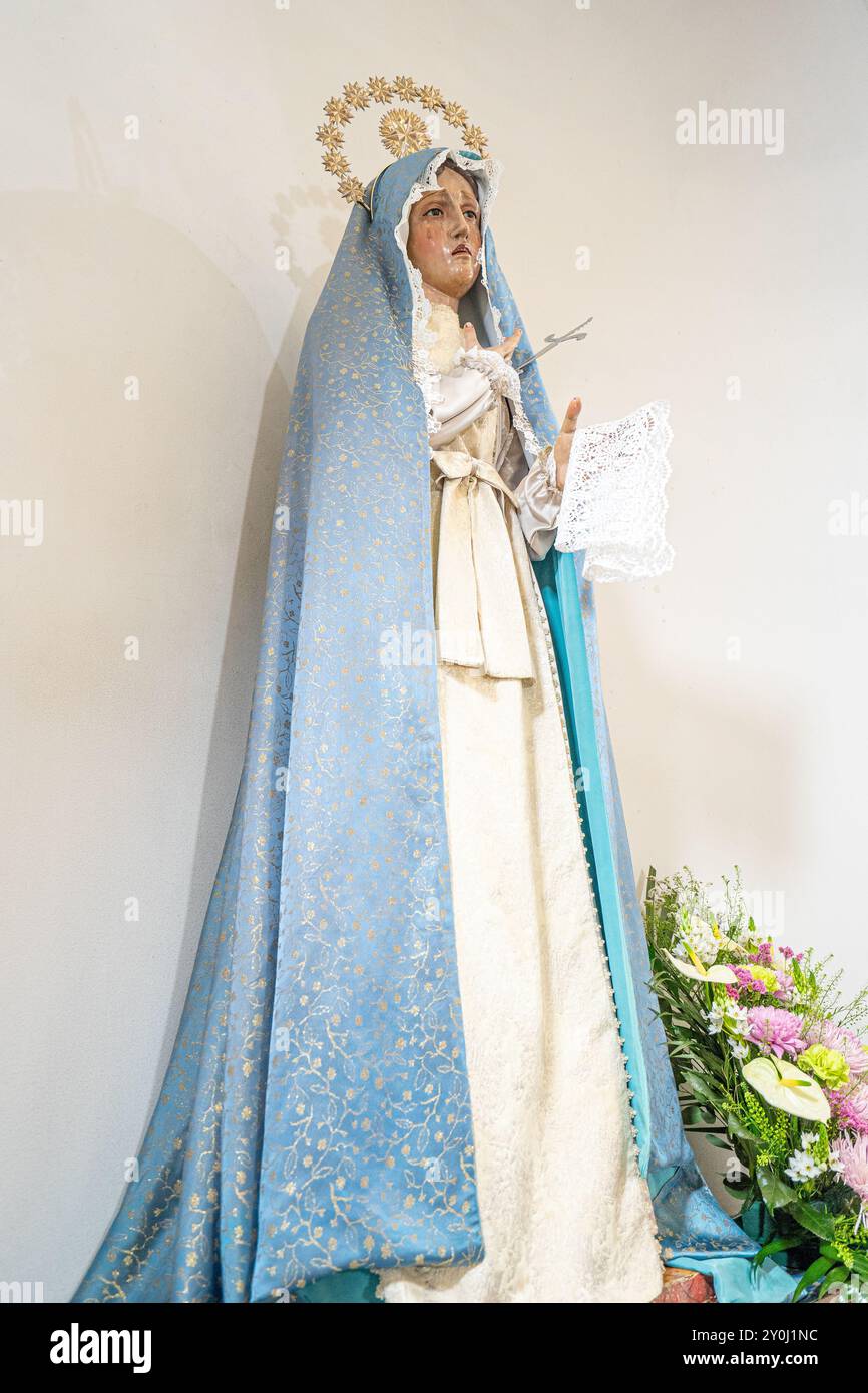 Statue de notre-Dame de Fatima à l'intérieur de l'église Oliveira à Lisbonne-Portugal. Banque D'Images