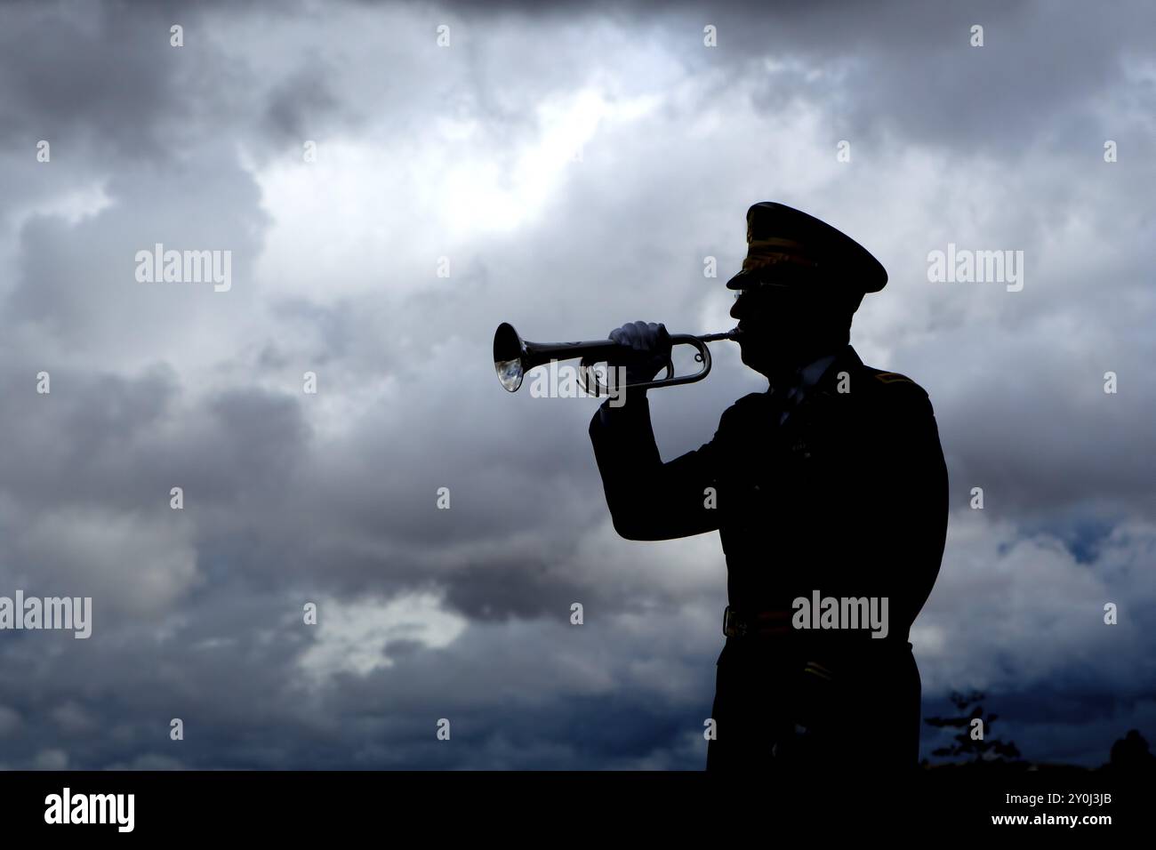 Silhouette d'un homme jouant des tapotements sur son bugle lors d'un enterrement de vétérans au Medical Lake Veterans Memorial à Washington Banque D'Images