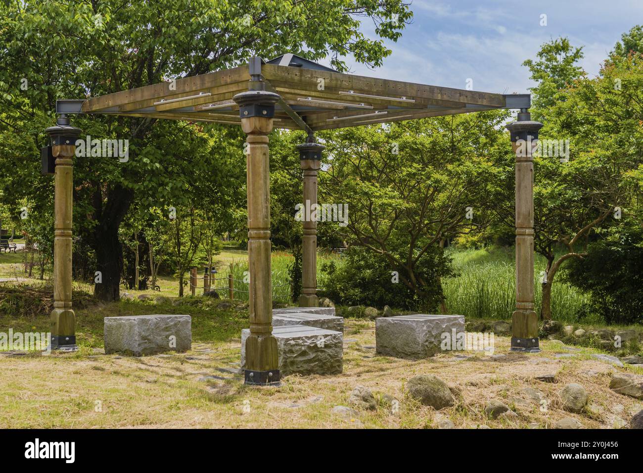 Bancs sculptés en pierre sous un gazebo en bois dans le parc naturel situé à Hampyeong, Corée du Sud, Asie Banque D'Images