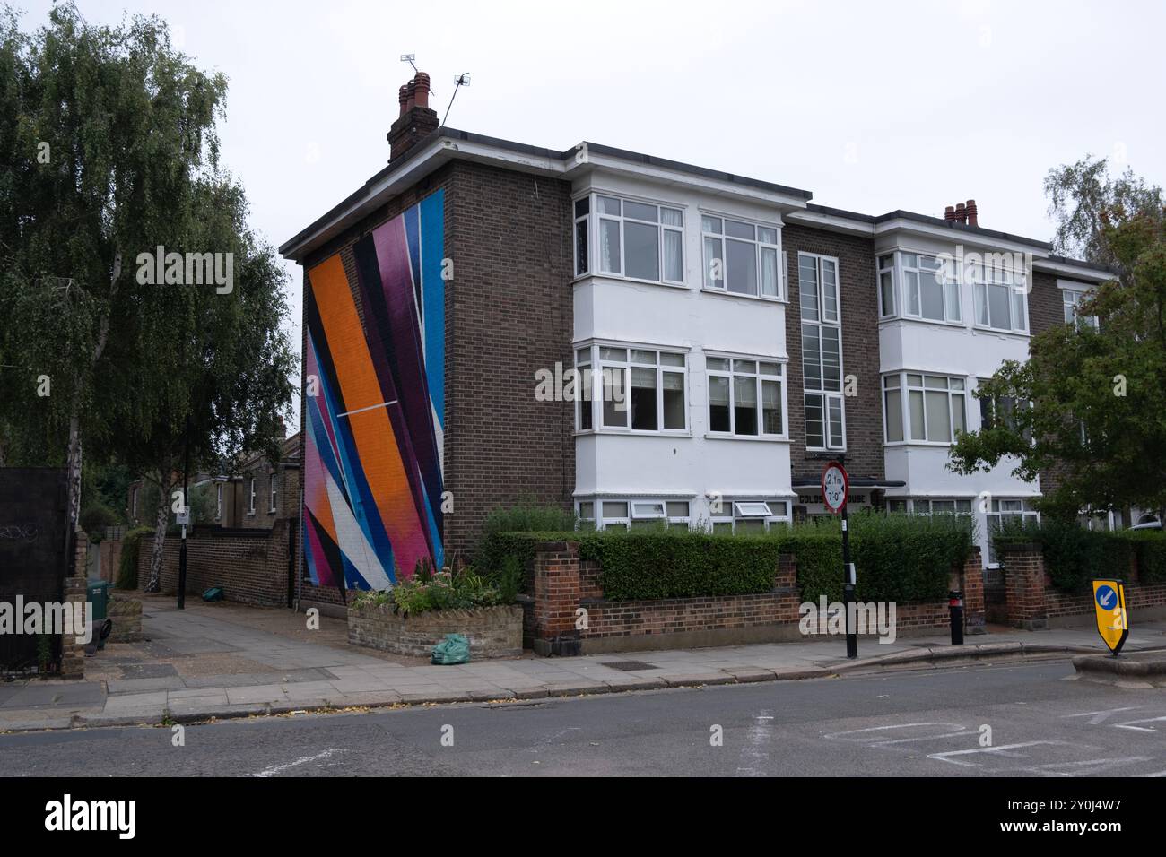 Relativité ; murale rugueuse Remi sur le côté d'une maison dans Goldsmith Avenue, Acton W3 Banque D'Images