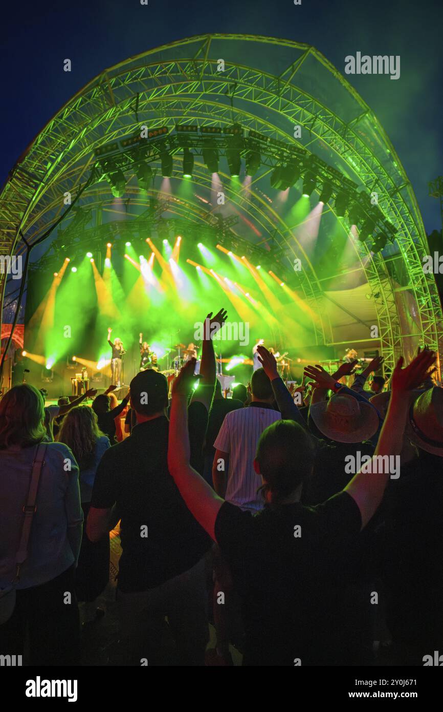 La nuit au concert en plein air avec lumière verte, foule et scène, Klostersommer, Calw Hirsau, Forêt Noire, Allemagne, Europe Banque D'Images