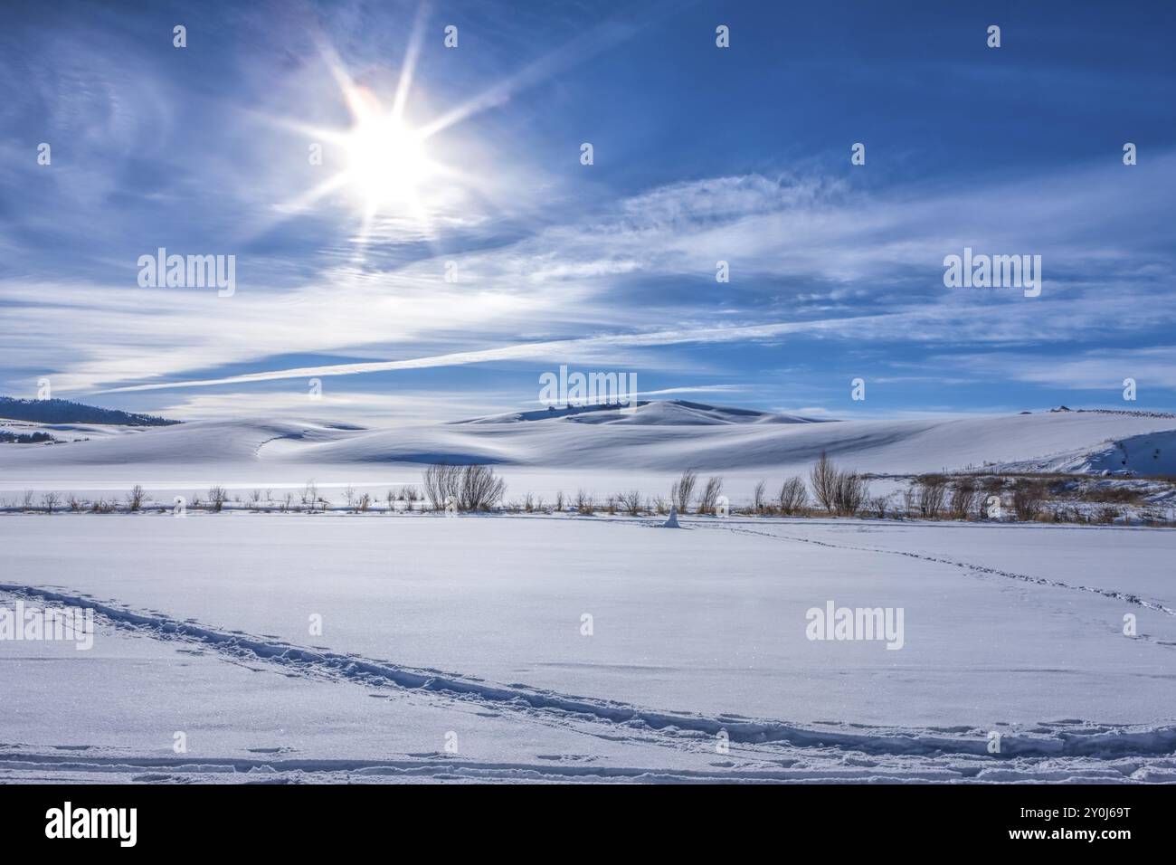 Le soleil brille dans le ciel bleu au-dessus d'un champ de ferme enneigé à Moscou, Idaho Banque D'Images