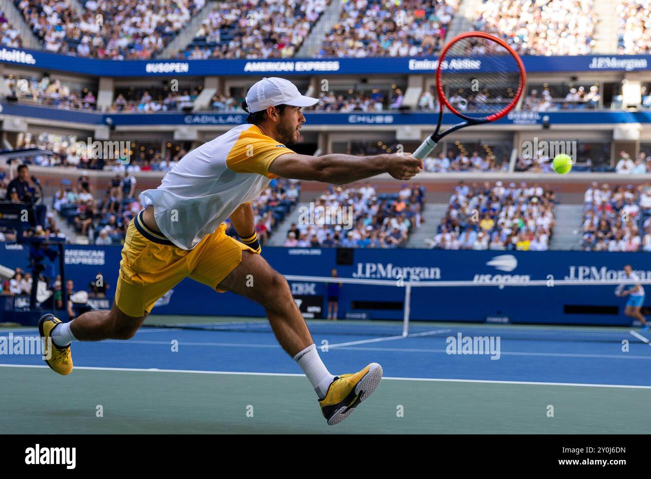 Flushing Meadow, États-Unis. 02 septembre 2024. Nuno Borges, du Portugal, retourne un ballon à Daniil Medvedev, de Russie, au quatrième tour au stade Arthur Ashe des US Open Tennis Championships 2024 au Centre National de Tennis Billie Jean King de l'USTA le lundi 2 septembre 2024 à New York. Photo de Corey Sipkin/UPI crédit : UPI/Alamy Live News Banque D'Images