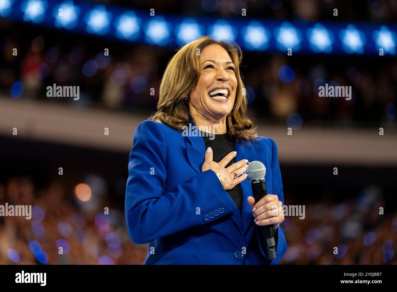 Le vice-président Kamala Harris prend la parole lors d’un rassemblement de campagne devant une foule de milliers de personnes le 20 août 2024 au Fiserv Forum à Milwaukee, Wisconsin. Banque D'Images