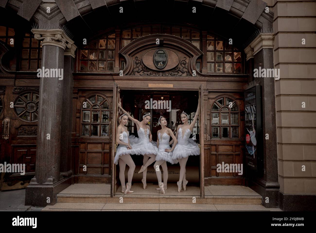 Les cygnets du Ballet de Géorgie posent pour des photos avant leur production somptueuse de deux semaines de Swan Lake au London Coliseum, au Royaume-Uni. Banque D'Images