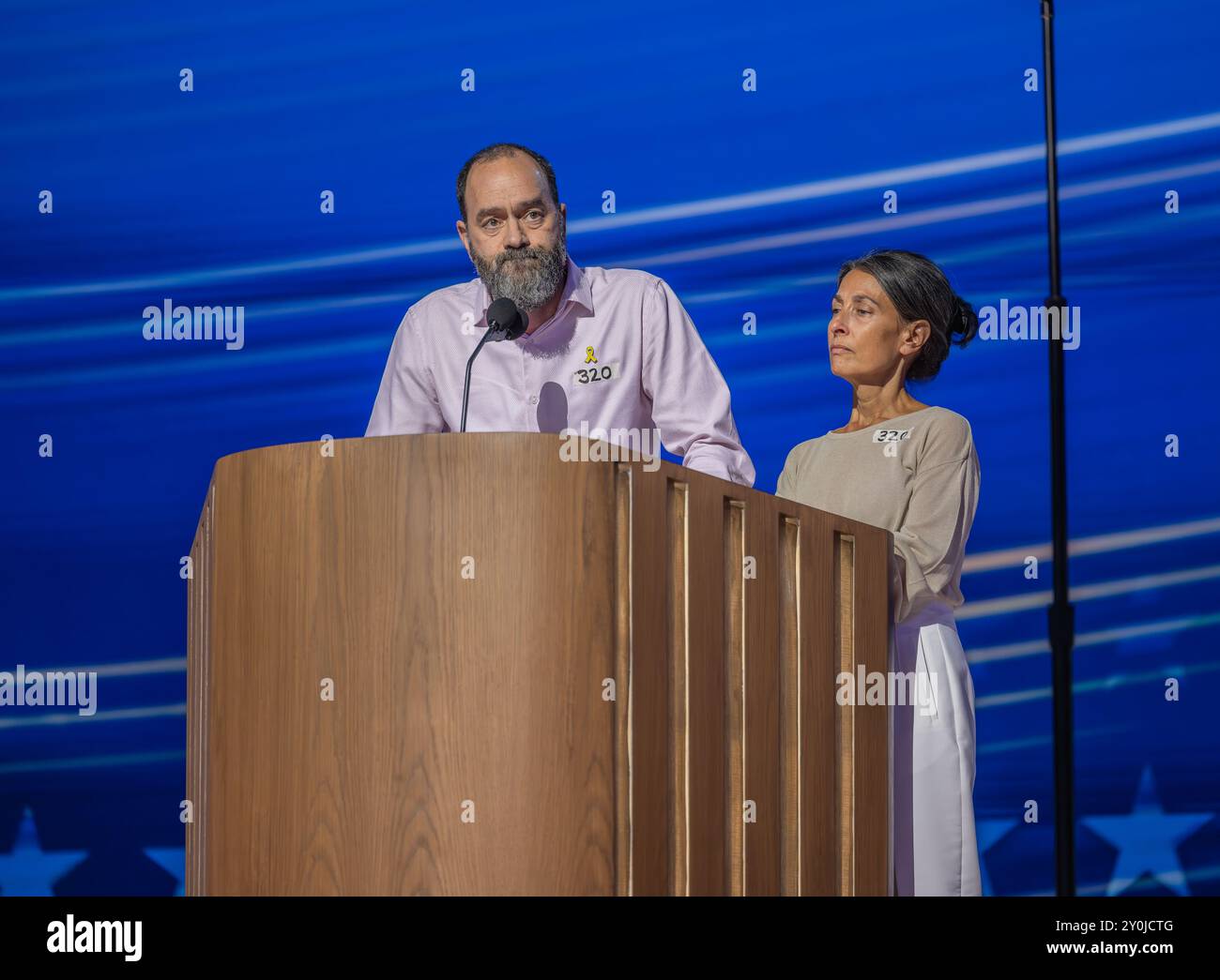 CHICAGO, Ill. – 21 août 2024 : Jon Polin et Rachel Goldberg, parents de Hersh Goldberg-Polin, s'adressent à la Convention nationale démocrate de 2024. Banque D'Images