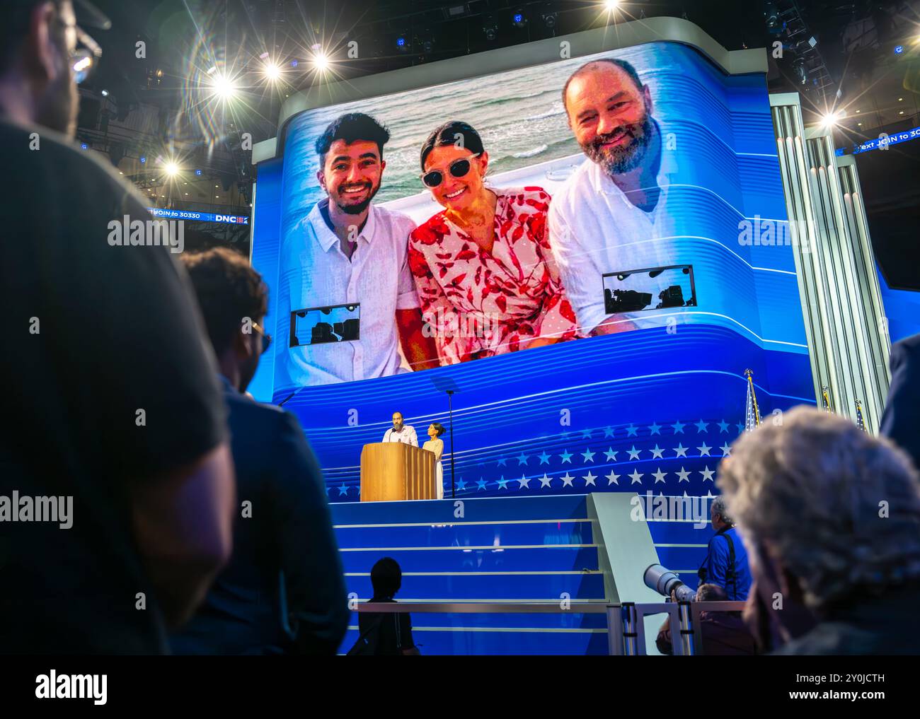 CHICAGO, Ill. – 21 août 2024 : Jon Polin et Rachel Goldberg, parents de Hersh Goldberg-Polin, s'adressent à la Convention nationale démocrate de 2024. Banque D'Images