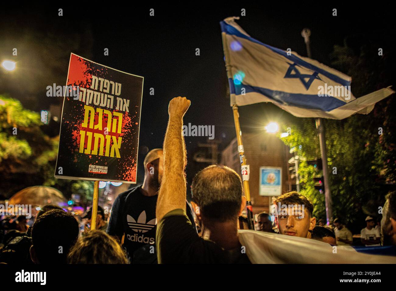 Un manifestant revient en arrière lors d'une manifestation à Jérusalem après les funérailles de Hersh Goldberg Polin le lundi 2 septembre 2024. Des dizaines de milliers de personnes se sont rassemblées à travers Israël pour la deuxième journée après que les corps de Carmel Gat, Eden Yerushalmi, Hersh Goldberg-Polin, Alexander Lobanov, Almog Sarusi et Maître Sgt Ori Danino aient été sauvés de Gaza. Les manifestants demandent au premier ministre Benjamin Netanyahu et à son gouvernement de conclure un accord pour obtenir la libération des otages restants pris par le Hamas lors des attaques du 7 octobre. Photo par Eyal Warshavsky. Banque D'Images