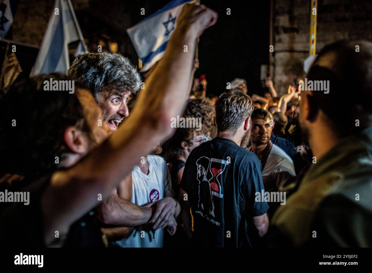 Un manifestant chante lors d'une manifestation à Jérusalem après les funérailles de Hersh Goldberg Polin le lundi 2 septembre 2024. Des dizaines de milliers de personnes se sont rassemblées à travers Israël pour la deuxième journée après que les corps de Carmel Gat, Eden Yerushalmi, Hersh Goldberg-Polin, Alexander Lobanov, Almog Sarusi et Maître Sgt Ori Danino aient été sauvés de Gaza. Les manifestants demandent au premier ministre Benjamin Netanyahu et à son gouvernement de conclure un accord pour obtenir la libération des otages restants pris par le Hamas lors des attaques du 7 octobre. Photo par Eyal Warshavsky. Banque D'Images