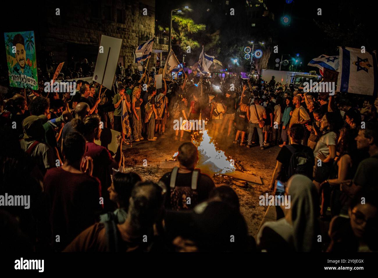 Les manifestants se rassemblent autour d'un feu de camp lors d'une manifestation à Jérusalem après les funérailles de Hersh Goldberg Polin le lundi 2 septembre 2024. Des dizaines de milliers de personnes se sont rassemblées à travers Israël pour la deuxième journée après que les corps de Carmel Gat, Eden Yerushalmi, Hersh Goldberg-Polin, Alexander Lobanov, Almog Sarusi et Maître Sgt Ori Danino aient été sauvés de Gaza. Les manifestants demandent au premier ministre Benjamin Netanyahu et à son gouvernement de conclure un accord pour obtenir la libération des otages restants pris par le Hamas lors des attaques du 7 octobre. Photo par Eyal Warshavsky. Banque D'Images