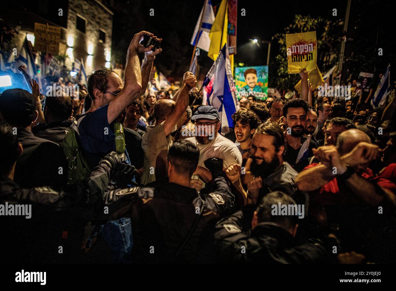 Les manifestants sont repoussés par des policiers israéliens lors d'une manifestation à Jérusalem après les funérailles de Hersh Goldberg Polin le lundi 2 septembre 2024. Des dizaines de milliers de personnes se sont rassemblées à travers Israël pour la deuxième journée après que les corps de Carmel Gat, Eden Yerushalmi, Hersh Goldberg-Polin, Alexander Lobanov, Almog Sarusi et Maître Sgt Ori Danino aient été sauvés de Gaza. Les manifestants demandent au premier ministre Benjamin Netanyahu et à son gouvernement de conclure un accord pour obtenir la libération des otages restants pris par le Hamas lors des attaques du 7 octobre. Photo par Eyal Warshavsky. Banque D'Images