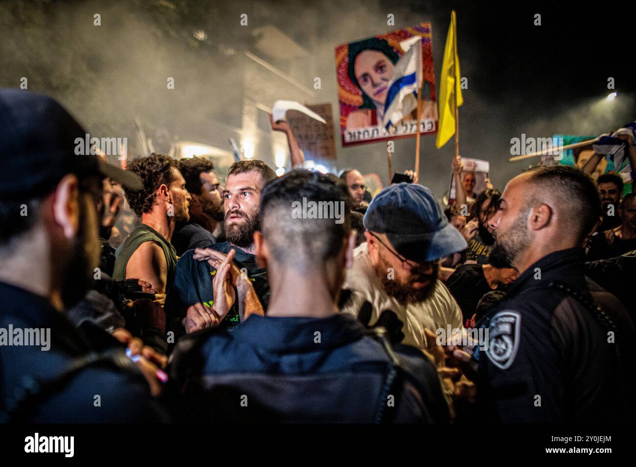 Les manifestants sont repoussés par des policiers israéliens lors d'une manifestation à Jérusalem après les funérailles de Hersh Goldberg Polin le lundi 2 septembre 2024. Des dizaines de milliers de personnes se sont rassemblées à travers Israël pour la deuxième journée après que les corps de Carmel Gat, Eden Yerushalmi, Hersh Goldberg-Polin, Alexander Lobanov, Almog Sarusi et Maître Sgt Ori Danino aient été sauvés de Gaza. Les manifestants demandent au premier ministre Benjamin Netanyahu et à son gouvernement de conclure un accord pour obtenir la libération des otages restants pris par le Hamas lors des attaques du 7 octobre. Photo par Eyal Warshavsky. Banque D'Images