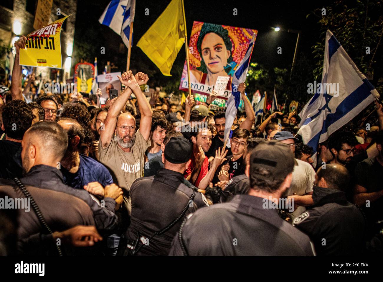 Les manifestants sont repoussés par des policiers israéliens lors d'une manifestation à Jérusalem après les funérailles de Hersh Goldberg Polin le lundi 2 septembre 2024. Des dizaines de milliers de personnes se sont rassemblées à travers Israël pour la deuxième journée après que les corps de Carmel Gat, Eden Yerushalmi, Hersh Goldberg-Polin, Alexander Lobanov, Almog Sarusi et Maître Sgt Ori Danino aient été sauvés de Gaza. Les manifestants demandent au premier ministre Benjamin Netanyahu et à son gouvernement de conclure un accord pour obtenir la libération des otages restants pris par le Hamas lors des attaques du 7 octobre. Photo par Eyal Warshavsky. Banque D'Images