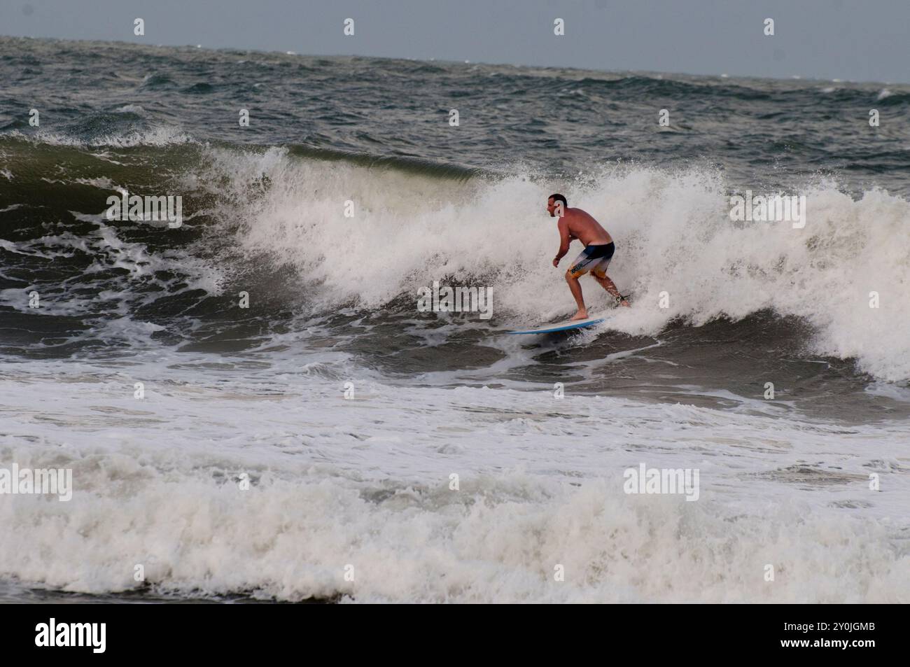 Surfeur solitaire à Mooloolaba Beach, sur la Sunshine Coast du Queensland, en Australie Banque D'Images