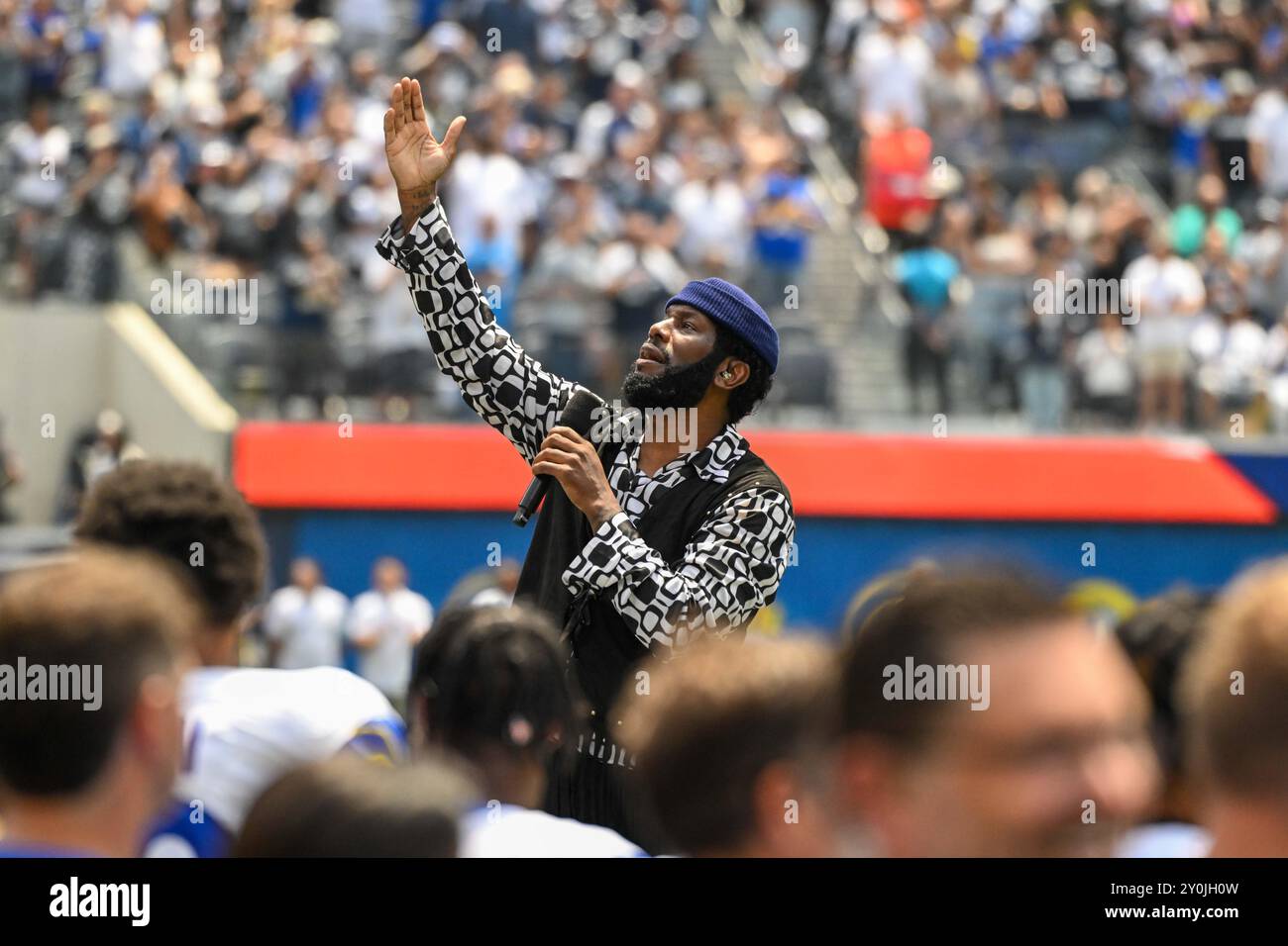 Le chanteur et acteur américain Tyrese Gibson chante l'hymne national avant un match de pré-saison de la NFL, le dimanche 11 août 2024, à Inglewood, Etalonnage Le Los an Banque D'Images