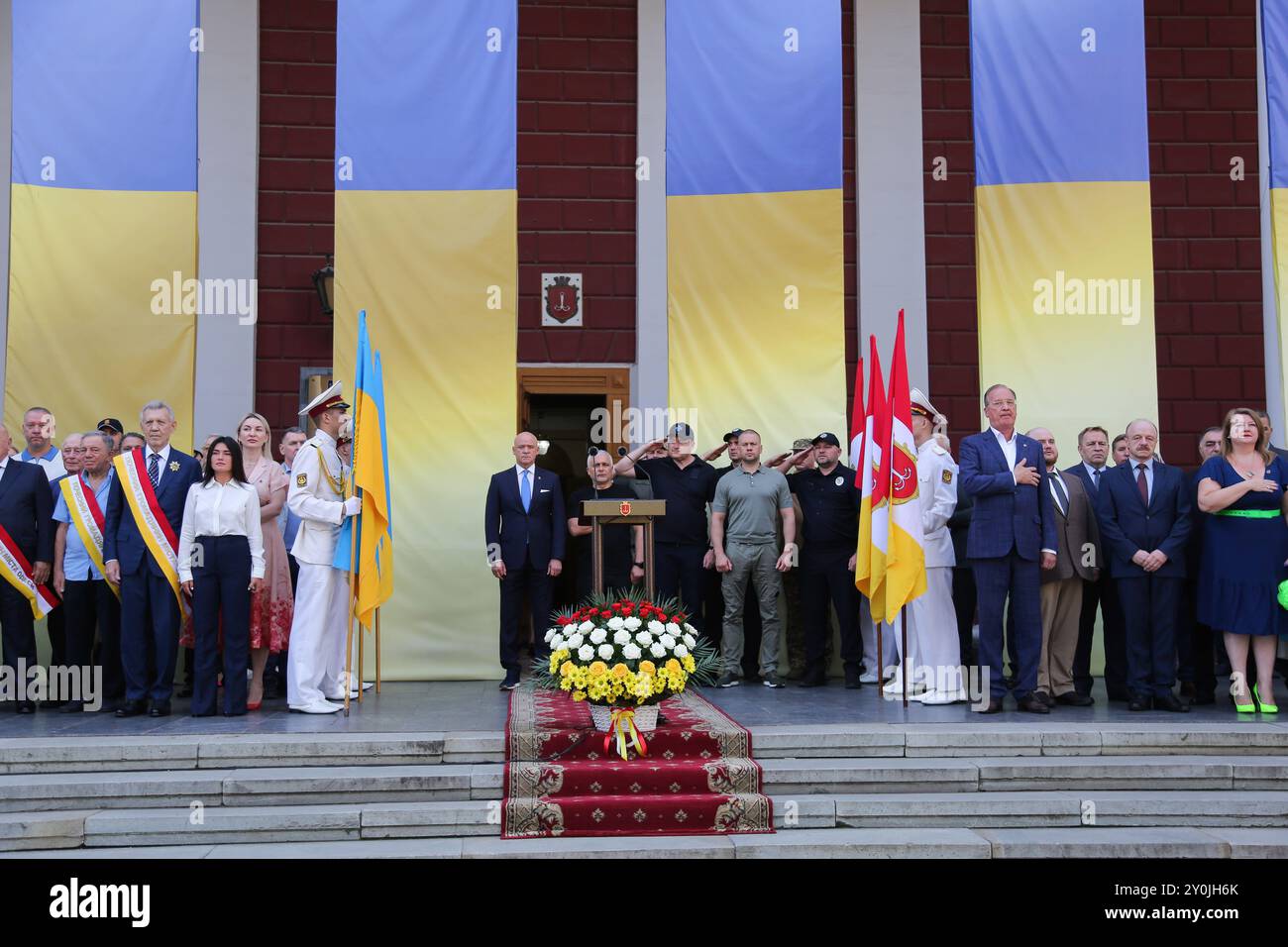 Odessa, Ukraine. 02 septembre 2024. Le maire d’Odessa, Gennadiy Trukhanov (à gauche) et le gouverneur de l’oblast d’Odessa, Oleh Kiper (à droite), vus lors de la cérémonie festive sur la place Birzhova. Une cérémonie solennelle pour la Journée de la ville d'Odessa a eu lieu près du conseil municipal sur la place Birzhova. Crédit : SOPA images Limited/Alamy Live News Banque D'Images