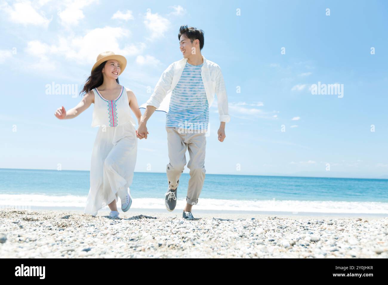 Le couple holding hands on beach Banque D'Images