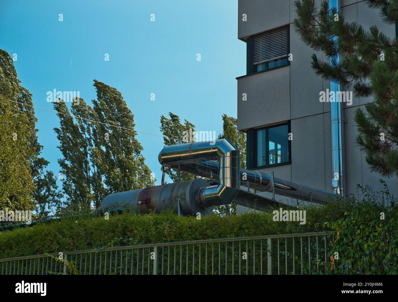 A attaché à l'immeuble de bureaux dans le système de chauffage industriel pour le chauffage urbain extérieur, qui est équipé de tuyaux en acier inoxydable Banque D'Images