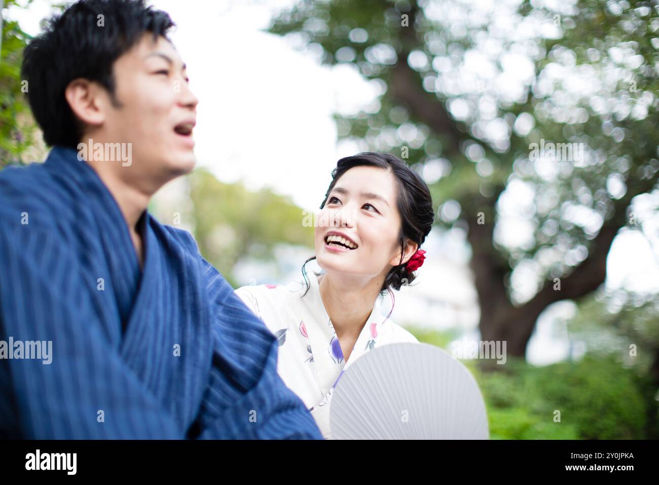 Un couple en yukata souriant et parlant Banque D'Images