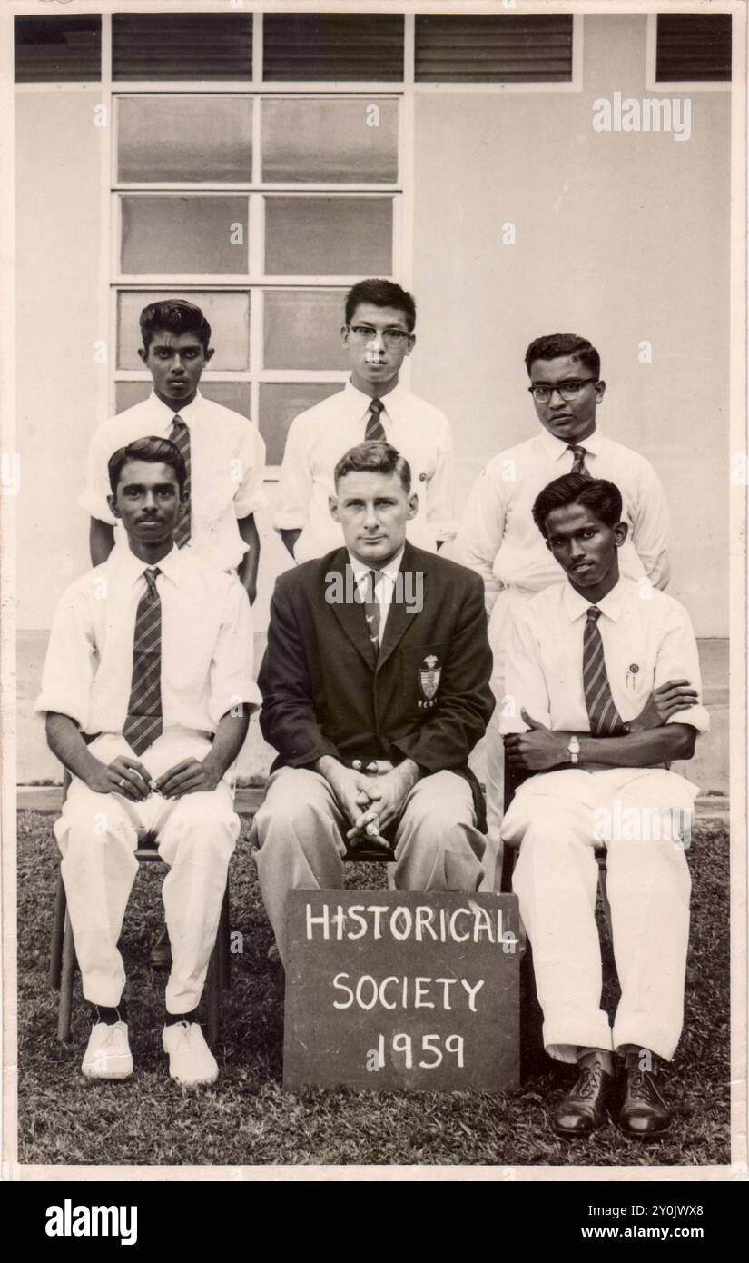 La Société historique de Victoria School de 1959 à Singapour avec M.R. Robert Barker qui était un professeur d'histoire de Grande-Bretagne Banque D'Images