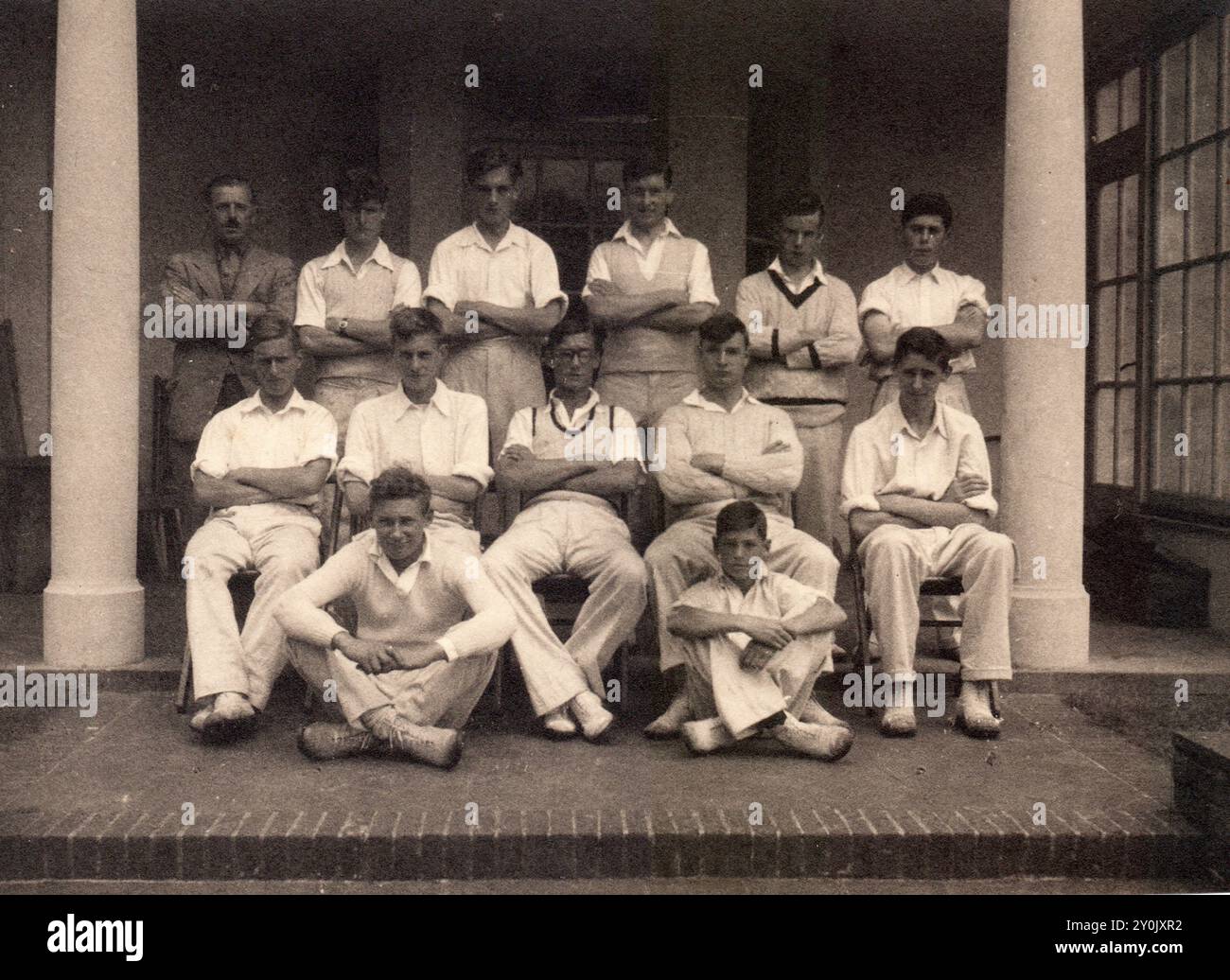 Photographie vintage de l'équipe de cricket Churcher's College XI portant leurs blancs de cricket à Petersfield, Hampshire, 1944 Banque D'Images