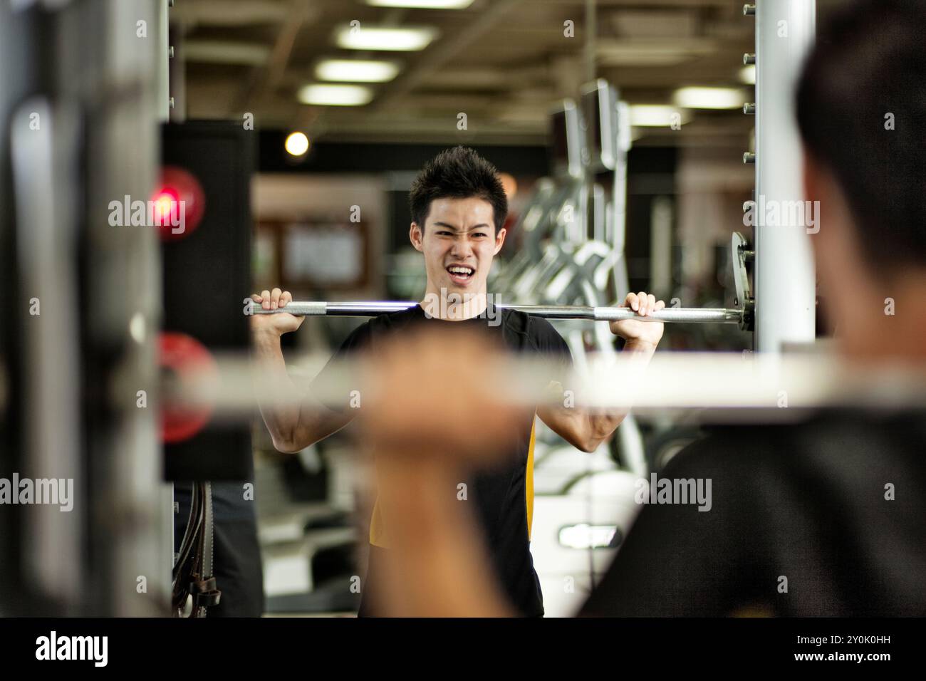 Homme entrainant dans le gymnase Banque D'Images