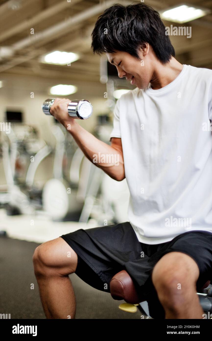 Homme entrainant dans le gymnase Banque D'Images