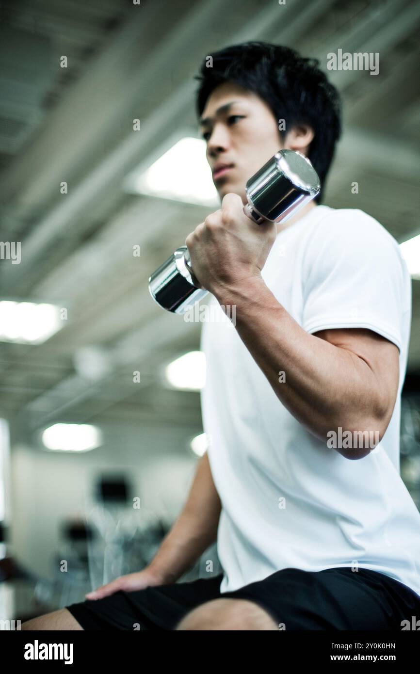Homme entrainant dans le gymnase Banque D'Images