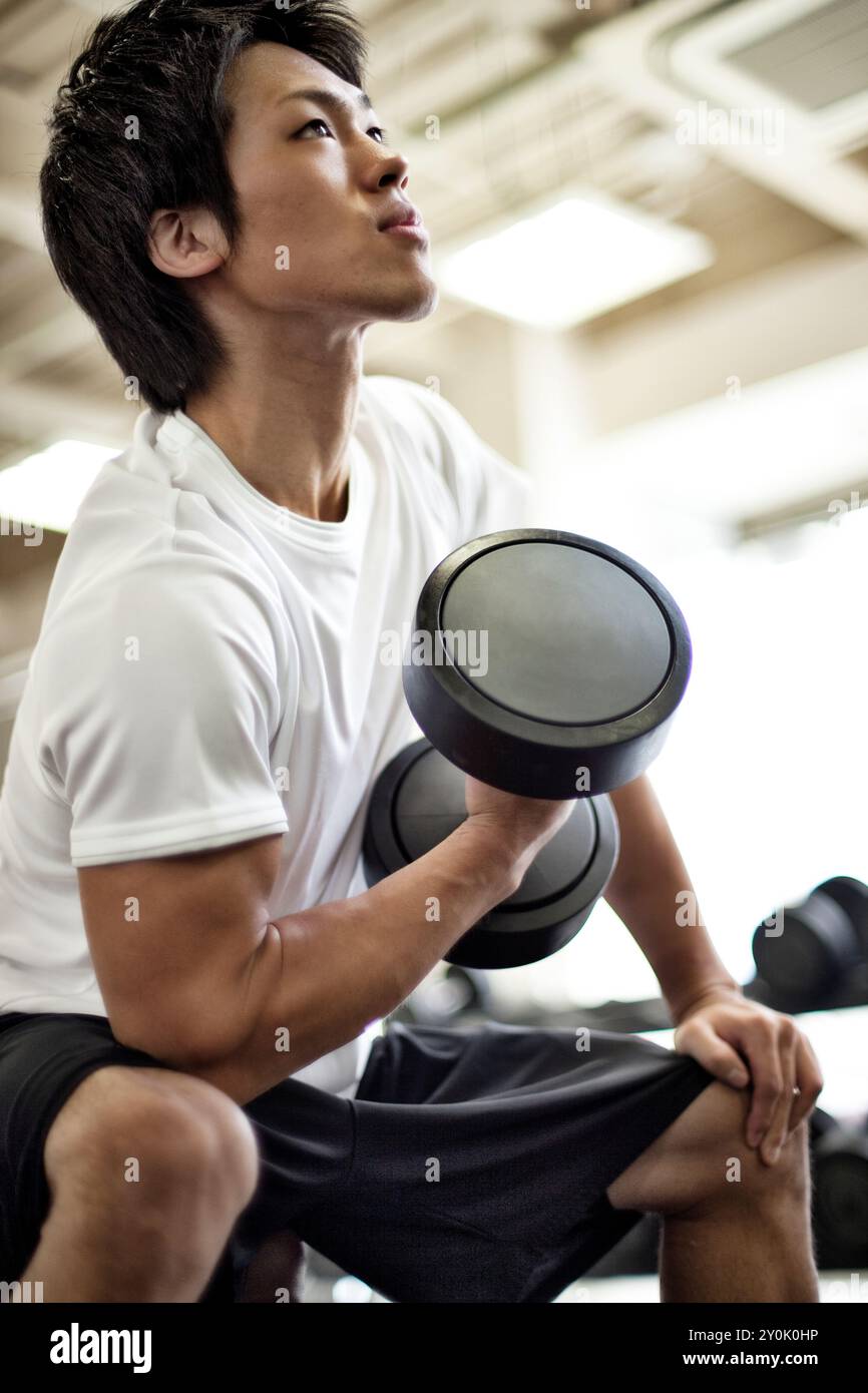 Homme entrainant dans le gymnase Banque D'Images