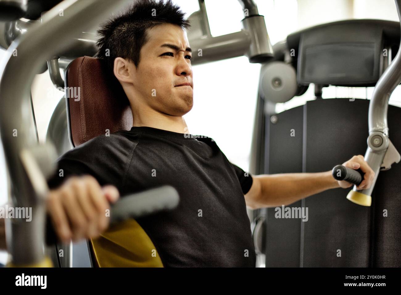 Homme entrainant dans le gymnase Banque D'Images