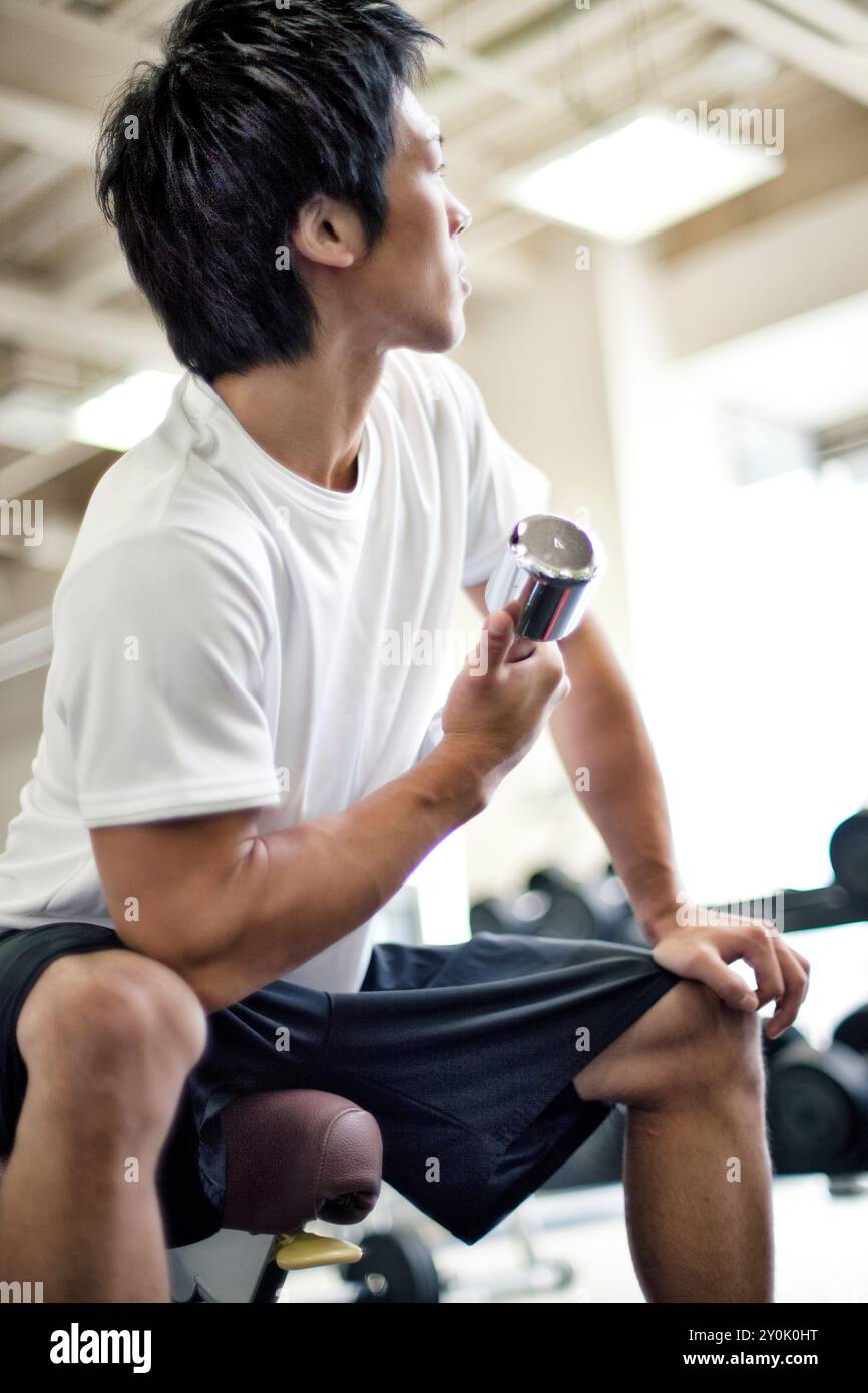 Homme entrainant dans le gymnase Banque D'Images