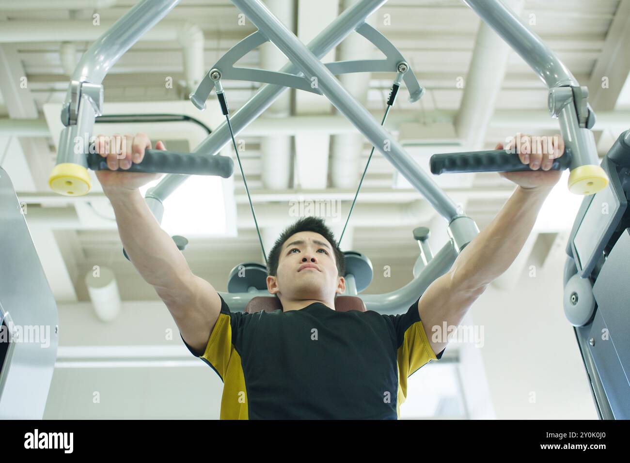 Homme entrainant dans le gymnase Banque D'Images
